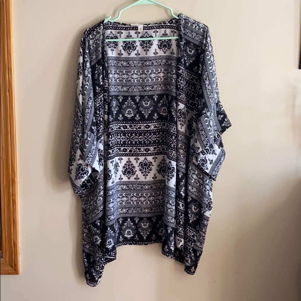 Francesca’s collection Women’s black&white kimono